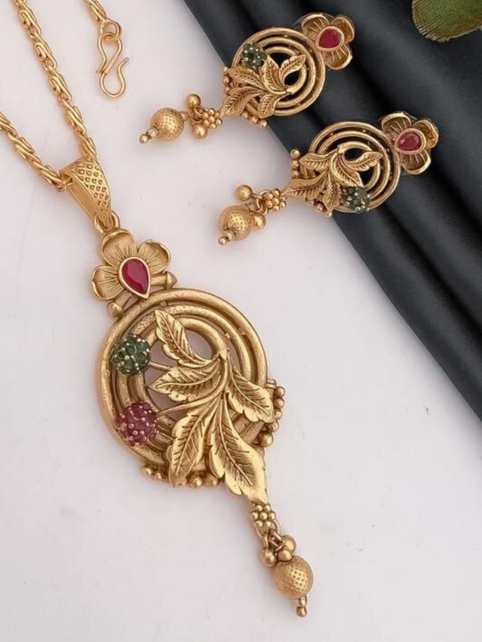 Trendy RICH LOOK Pendant chain with earring for woman