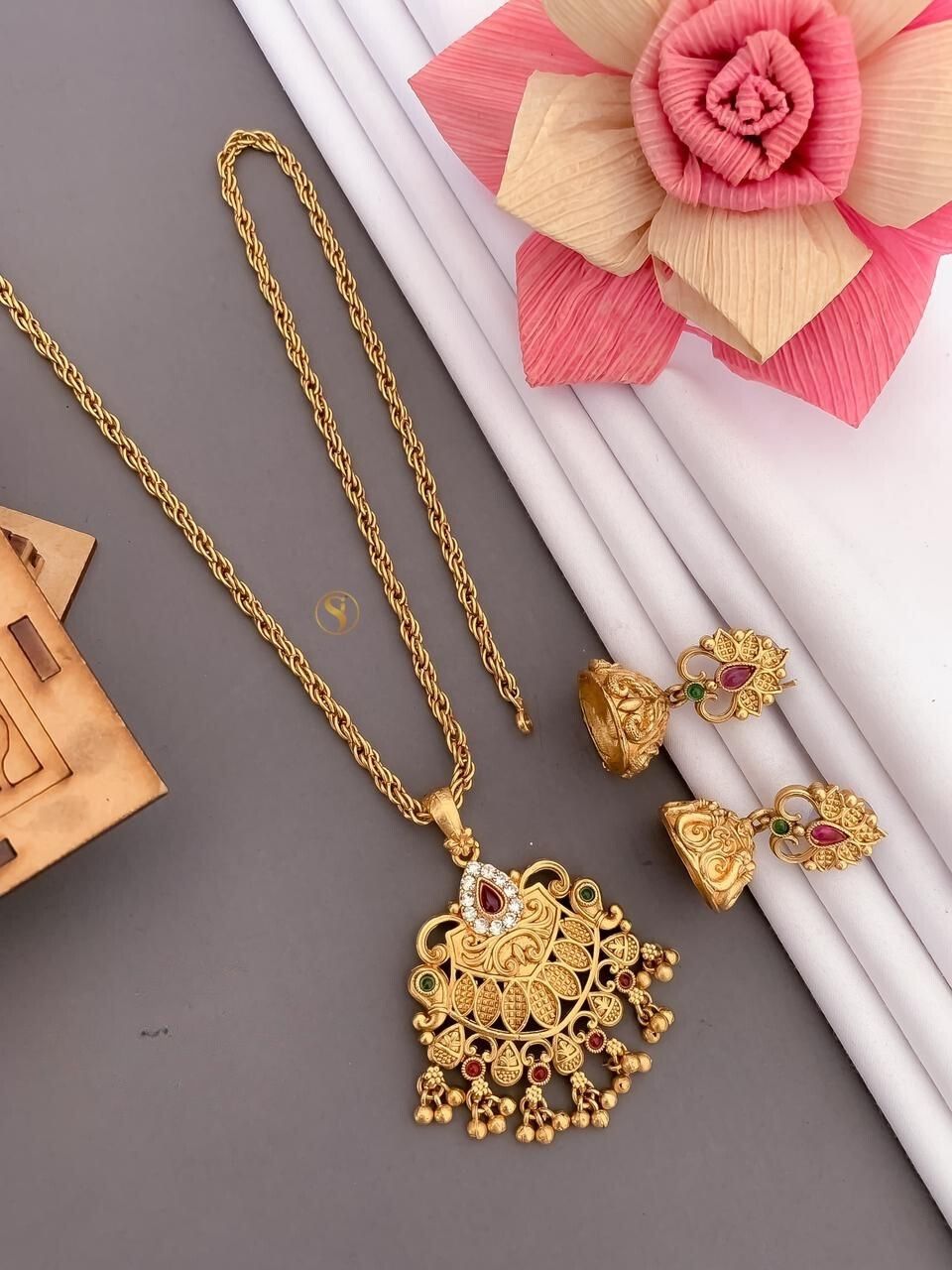 Shimmering Beautiful Gold Plated Pendant Set
