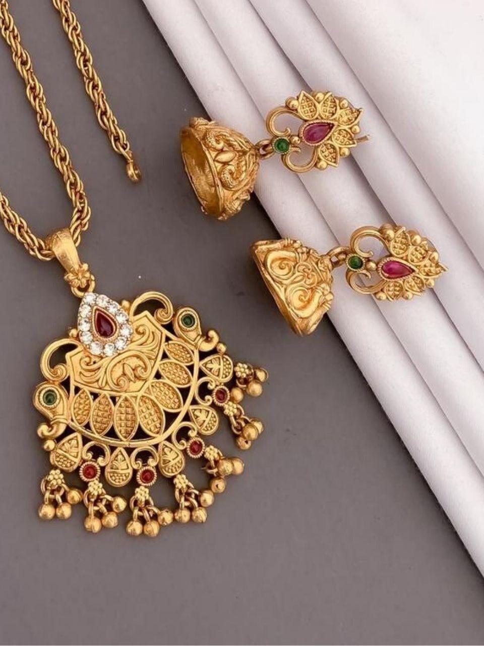 Shimmering Beautiful Gold Plated Pendant Set