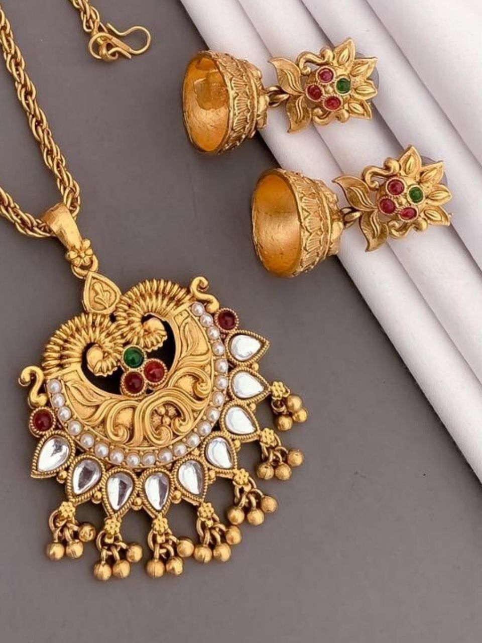 Gold Plated Kundan Pendant Set