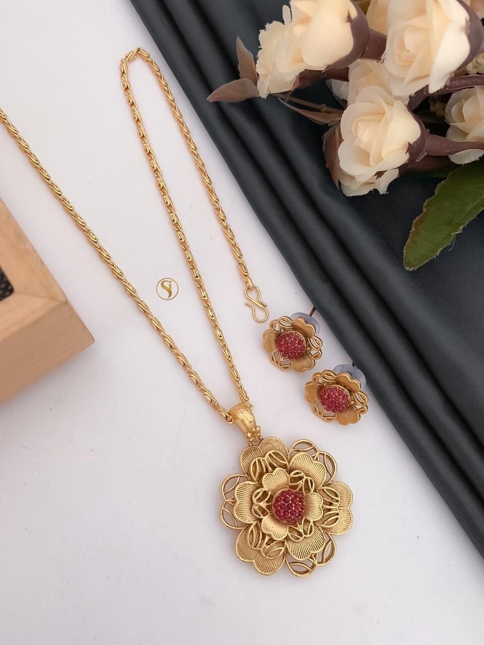 Sizzling Chunky Gold Plated Pendant Set
