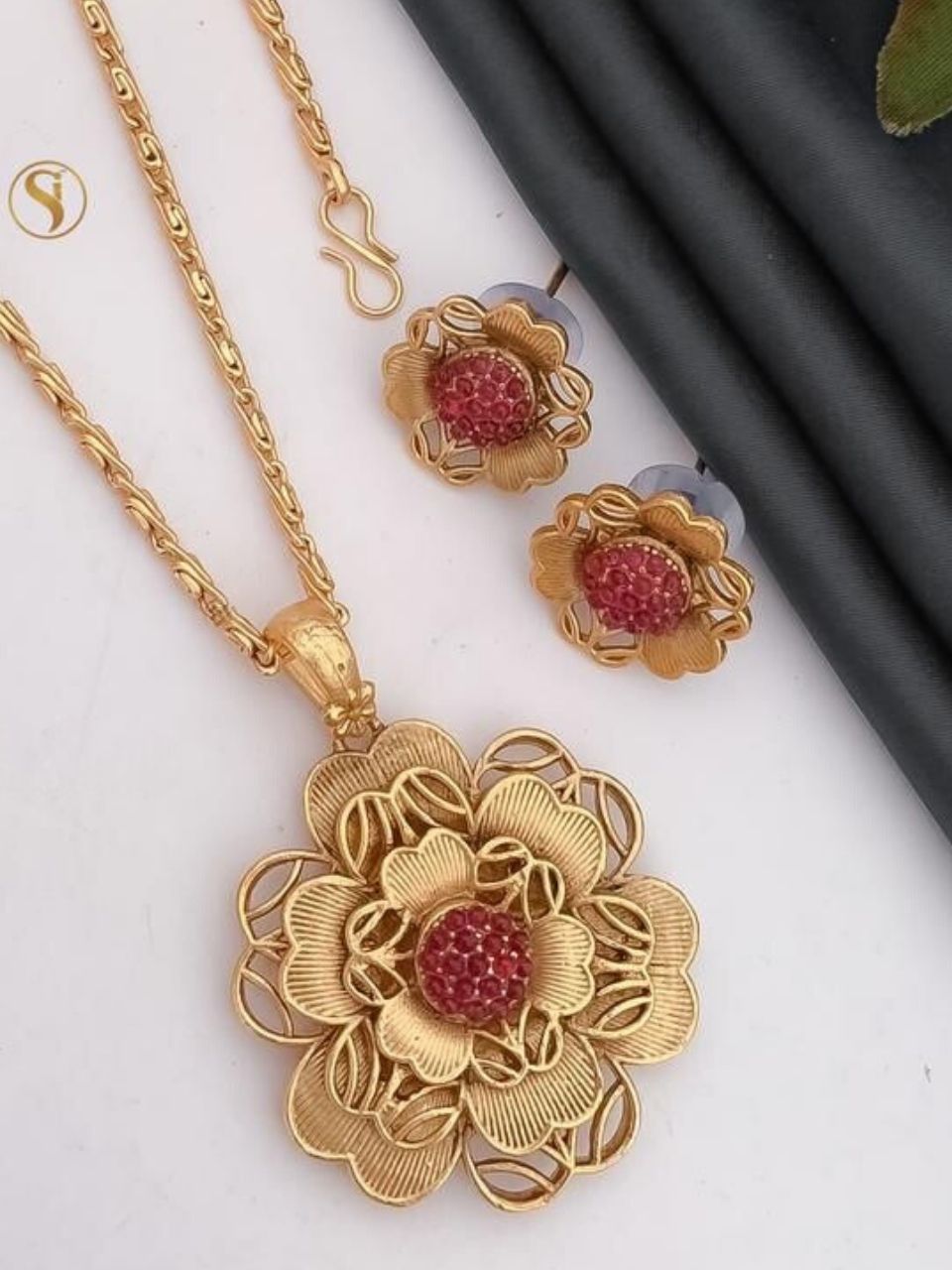 Sizzling Chunky Gold Plated Pendant Set