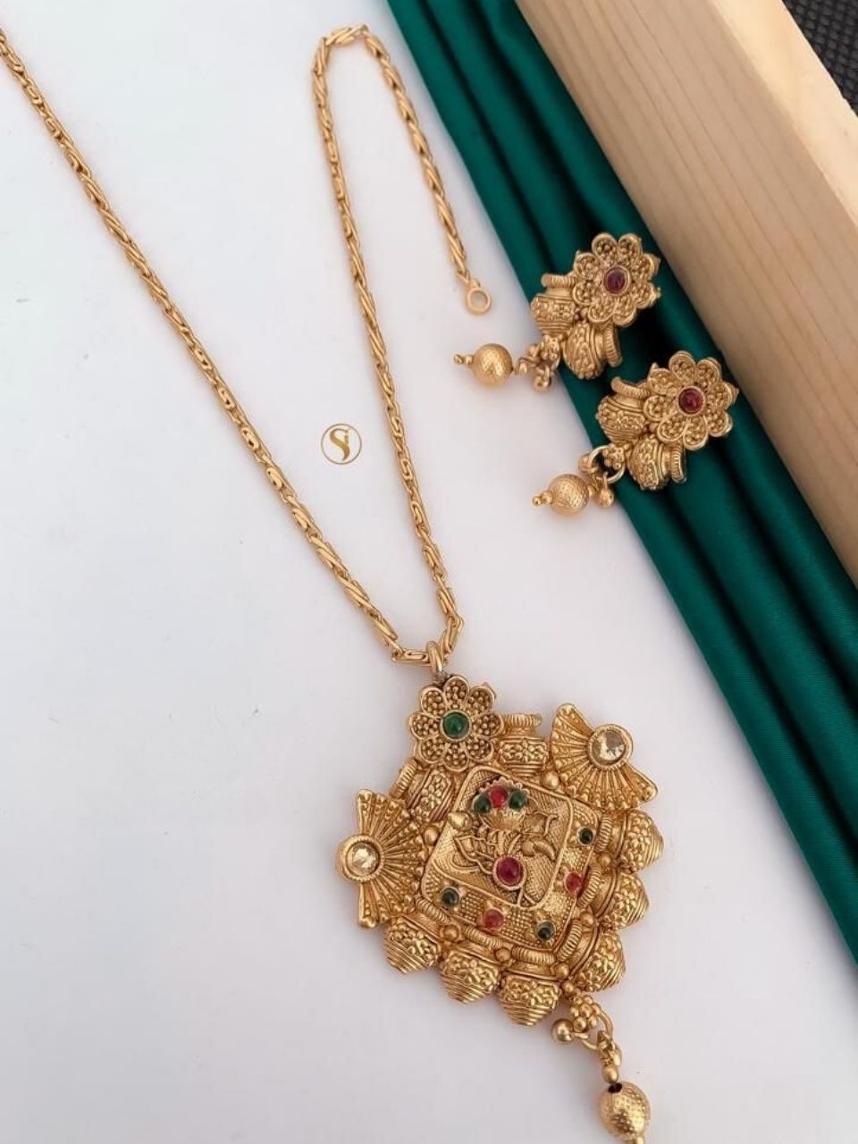 Beautiful Antique Party Wear Heavy Gold Plated Pendant Set