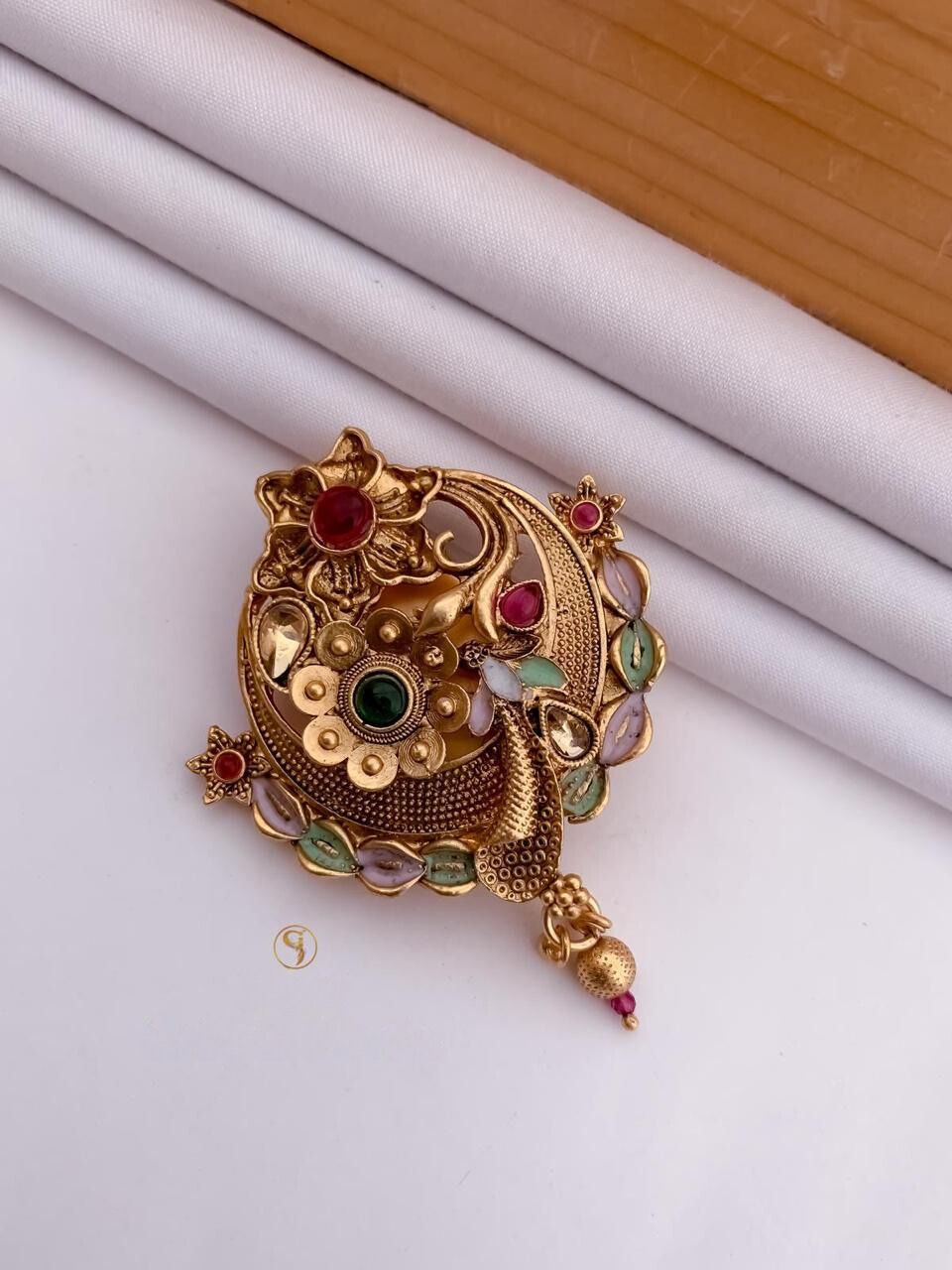 Round Gold Plated Saree Pin